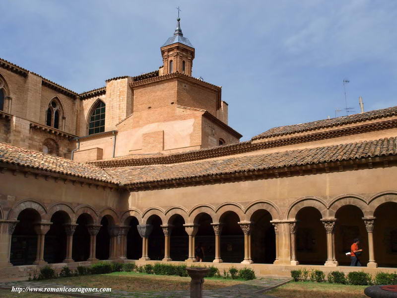 NGULO NORESTE DEL CLAUSTRO Y TEMPLO AL FONDO